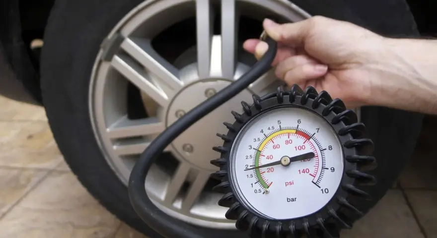 Controllo pressione gomme auto con manometro. Impara come gonfiare gomme auto per viaggiare in sicurezza.
