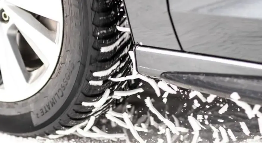 Gomme invernali in azione sulla neve, pronte per affrontare le strade secondo il decreto gomme.