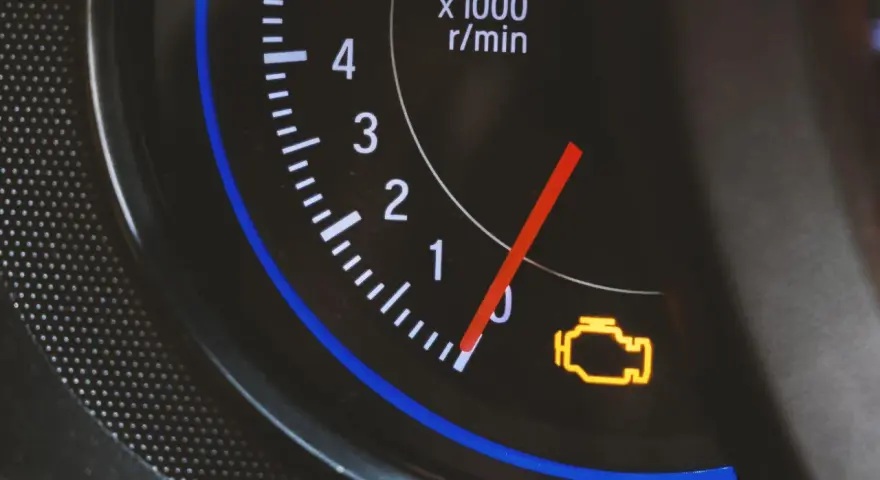 Cruscotto auto con contagiri e la spia EPC accesa, segnalando un problema al motore.