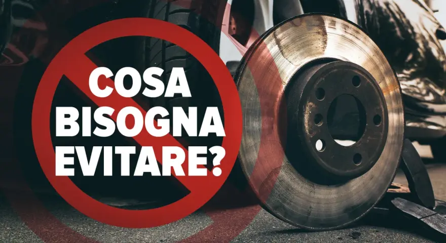 Disco freno usurato, simbolo di pericolo e testo "Cosa bisogna evitare?". Attenzione al surriscaldamento freni in discesa.