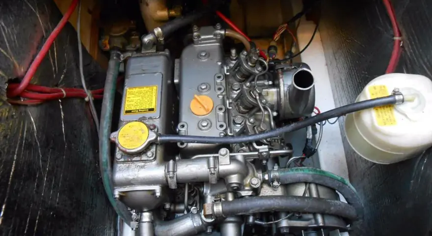Motore diesel di barca, con tubi e filtri visibili. Potrebbe esserci un problema se non arriva gasolio al motore diesel.
