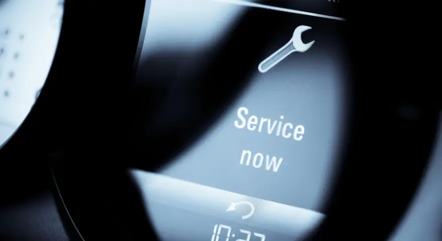 Cruscotto Lancia Y: icona chiave inglese e messaggio "Service now". Il service è scaduto, è ora di portarla dal meccanico.