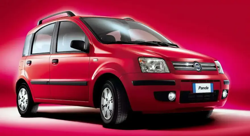 Fiat Panda 1.2 69 cv: un'icona rossa su sfondo acceso. Nonostante la sua popolarità, alcuni proprietari segnalano piccoli problemi.