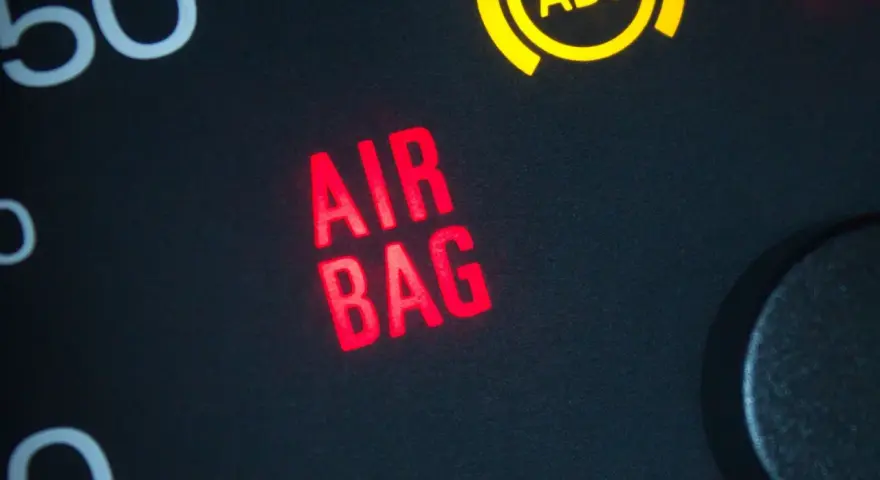 Spia airbag accesa fissa sul cruscotto. Un segnale rosso che indica un problema con il sistema di sicurezza.