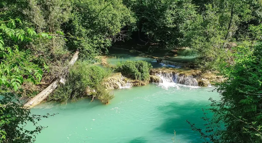 Acque cristalline e cascate naturali, un angolo di paradiso tra i fiumi balneabili toscana.