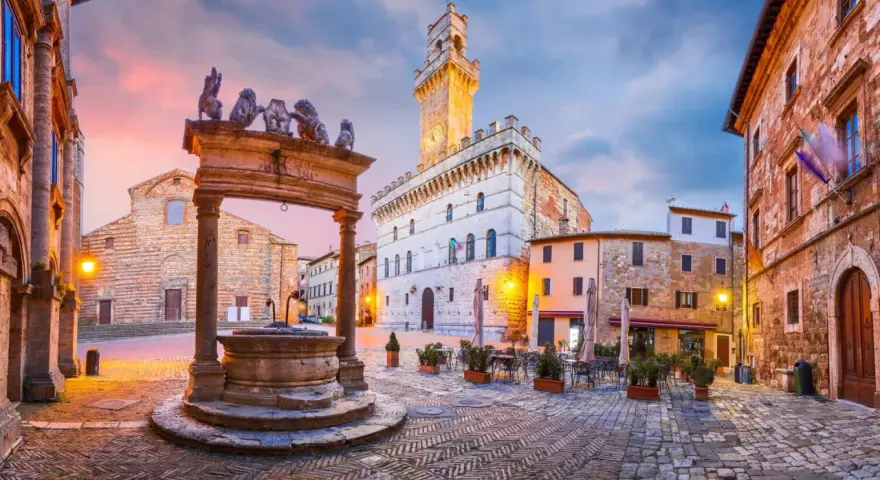 Piazza medievale con pozzo e palazzo con torre. Un assaggio di cosa vedere ad Arezzo e dintorni, tra storia e bellezza.