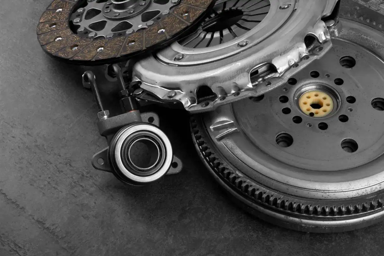 Kit frizione auto: disco, spingidisco e cuscinetto. La durata varia, ma ogni quanti km si cambia la frizione dipende dall'uso.