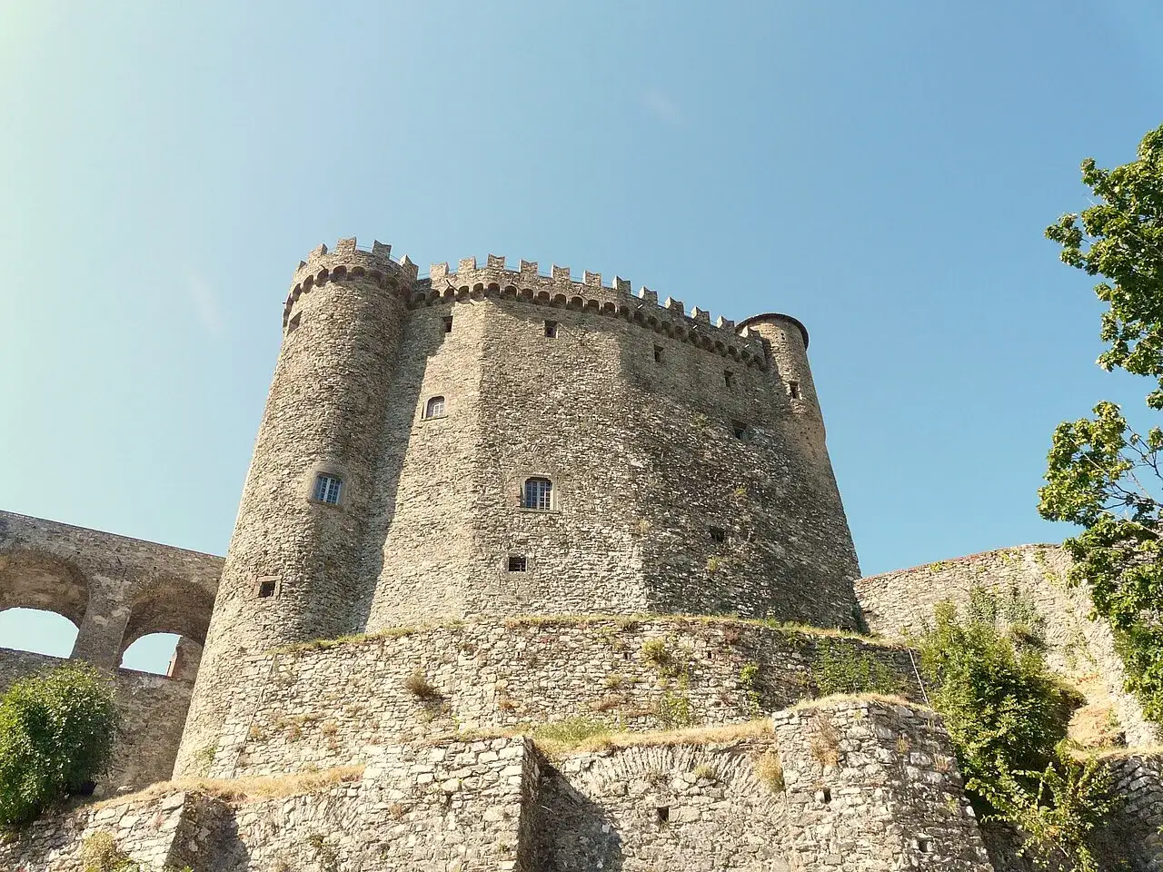 Il Castello Malaspina di Fosdinovo, imponente e antico, custodisce la leggenda di Spina Malaspina.