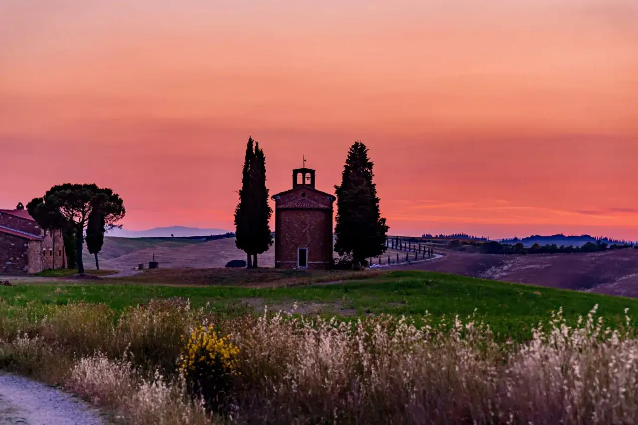 Cappella in Val d'Orcia al tramonto, uno dei tanti punti panoramici mozzafiato.