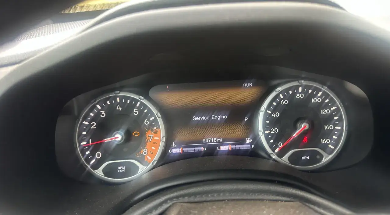 Cruscotto Jeep Renegade con spia motore accesa e messaggio 
