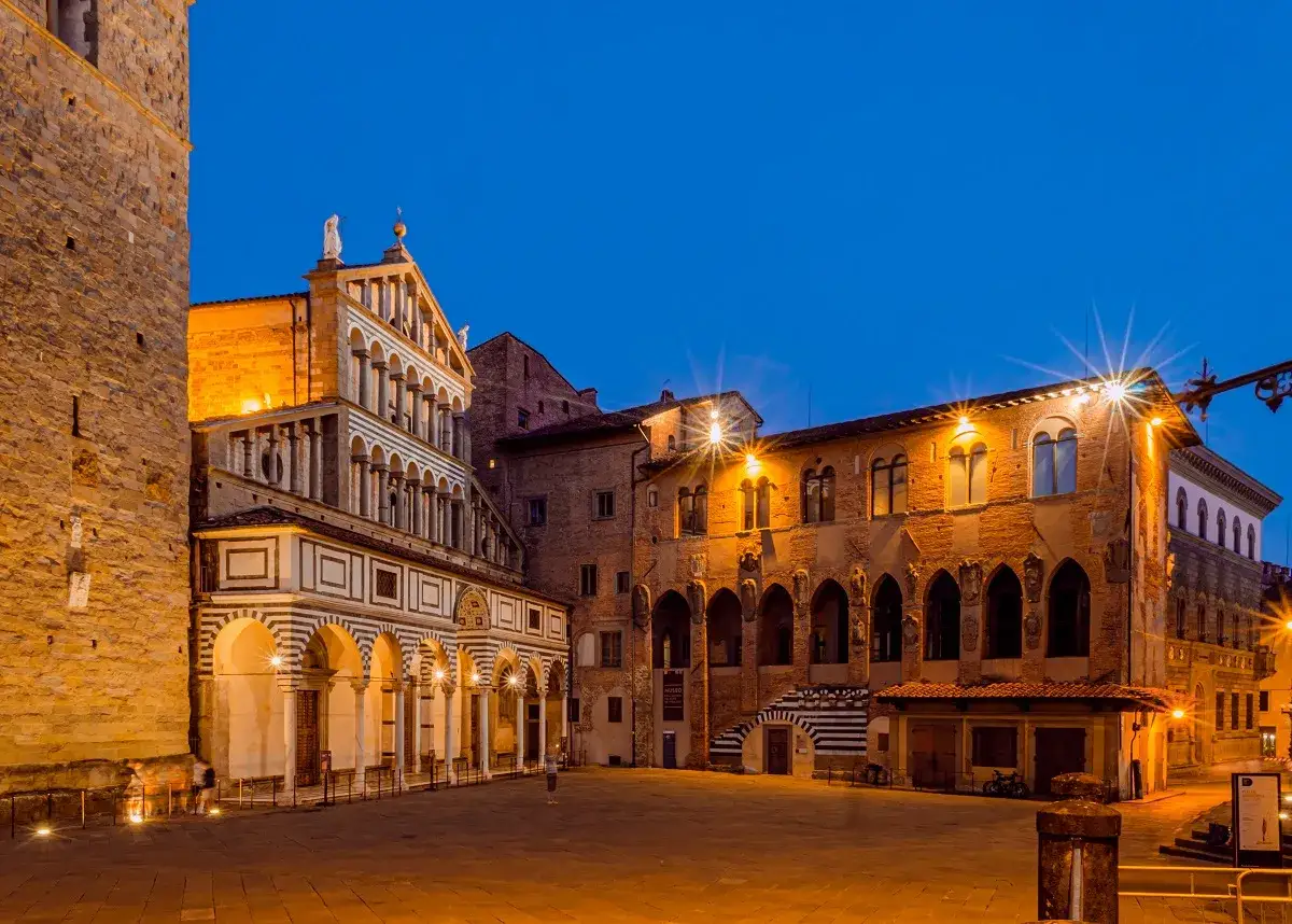 Piazza del Duomo illuminata di sera, con la Cattedrale di San Zeno e il Palazzo dei Vescovi nel pistoia centro storico.