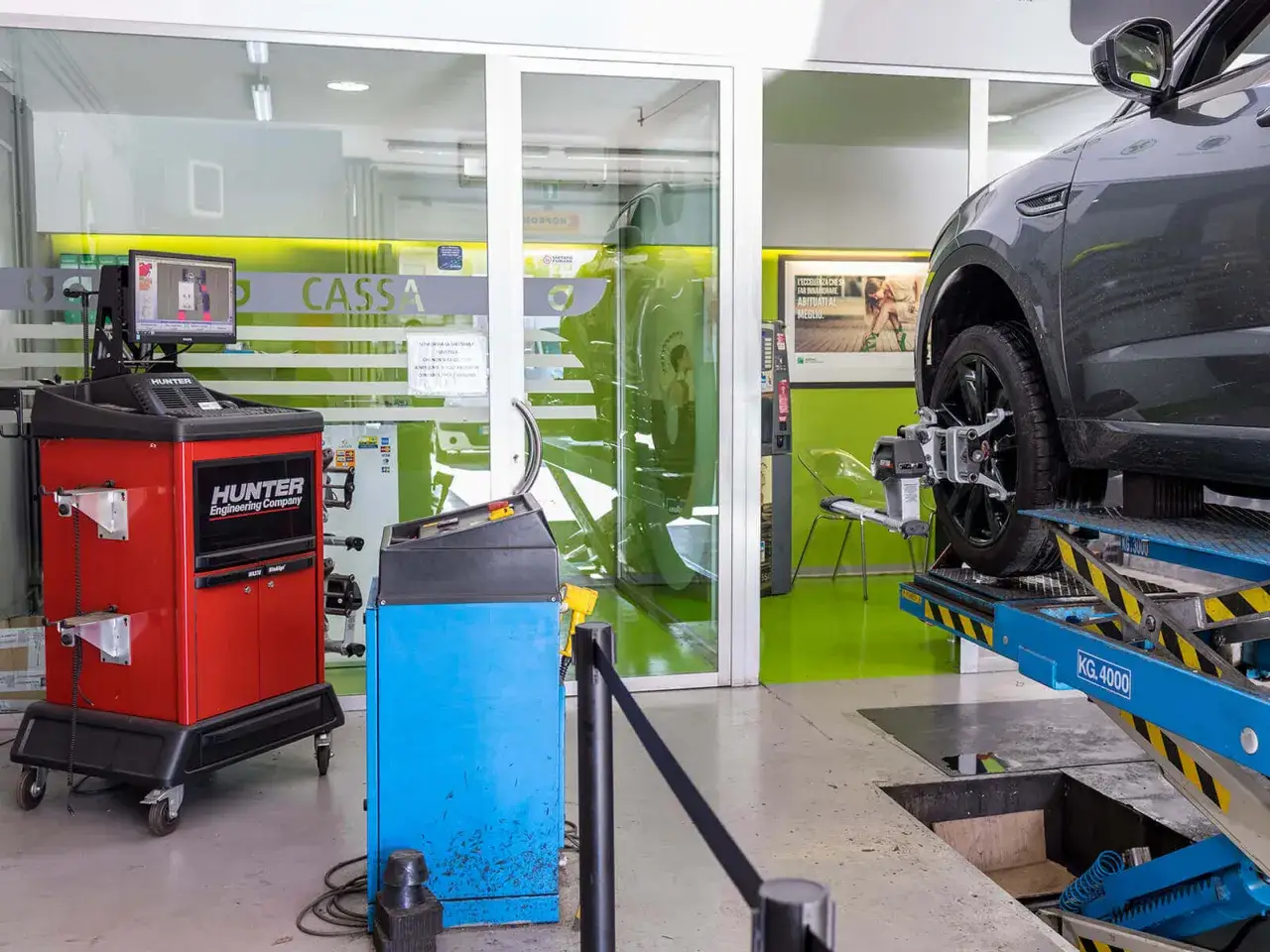 Attrezzatura per officina: macchine per equilibratura e convergenza ruote. Il momento giusto per fare la convergenza è quando si notano anomalie.