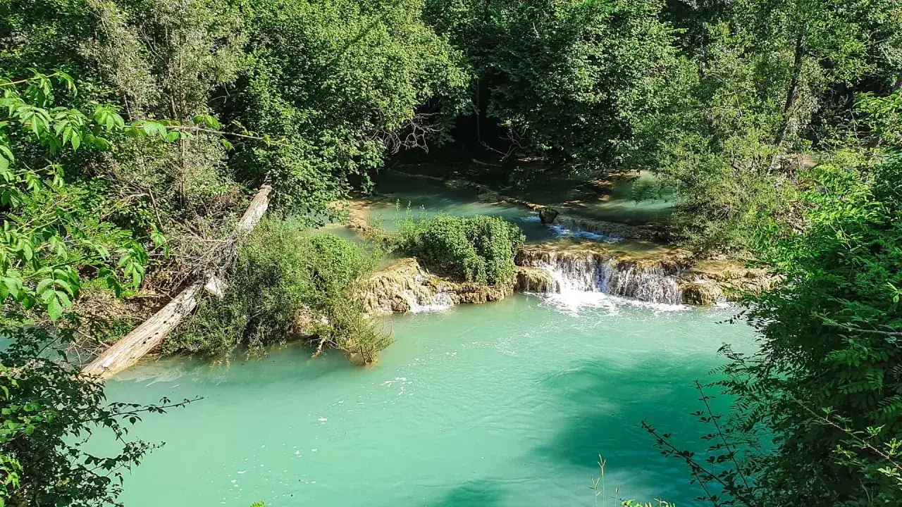 Acque cristalline e cascate naturali, un angolo di paradiso tra i fiumi balneabili toscana.