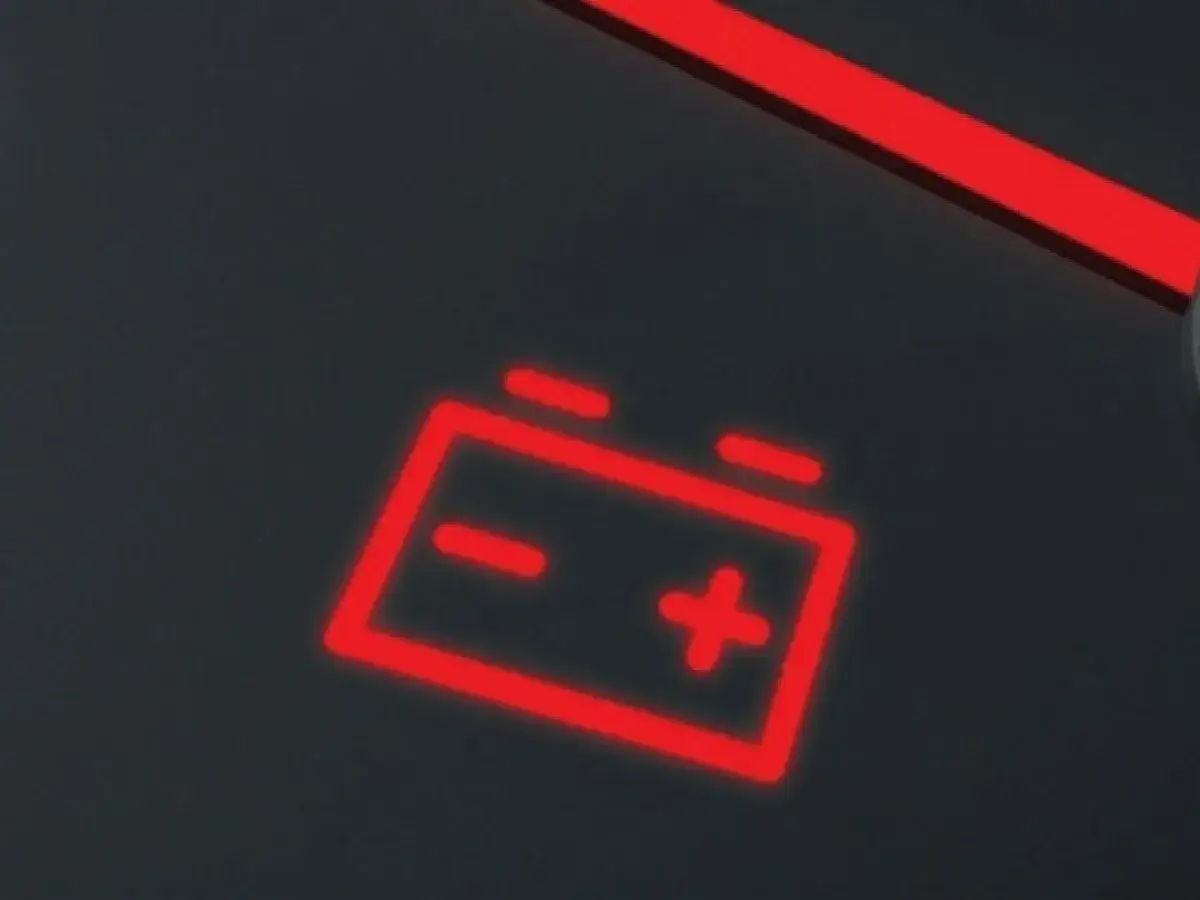 Spia della batteria accesa sul cruscotto. Attenzione, potrebbe esserci un problema di ricarica.