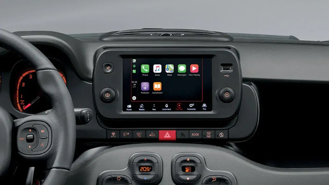 Cruscotto Fiat Panda Hybrid: schermo con icone app, navigazione e simboli spie.