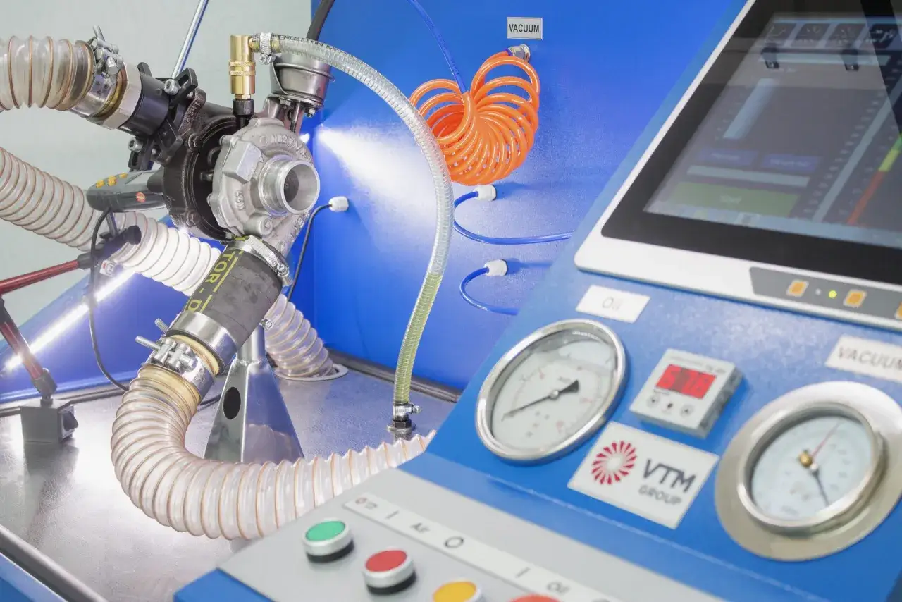 Componenti di un banco prova motore, con turbina, tubi e display. Attenzione: rimappare la centralina rovina il motore se non fatto correttamente.