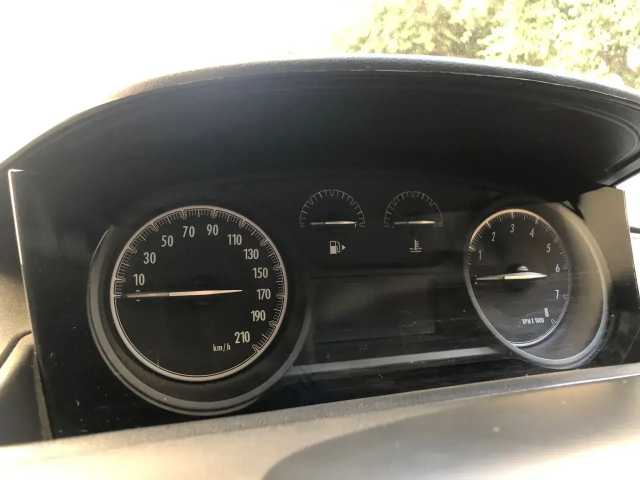 Cruscotto Lancia Y: tachimetro, indicatore carburante e temperatura, contagiri. Il service è scaduto, è ora di un controllo.