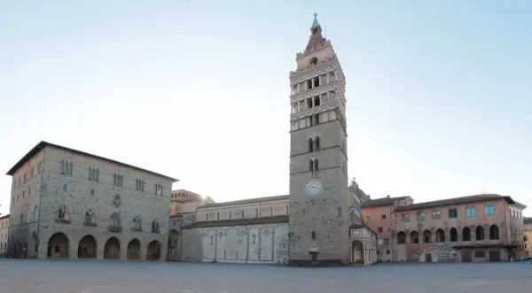 Piazza del Duomo a Pistoia centro storico, con il campanile e il Palazzo Comunale.