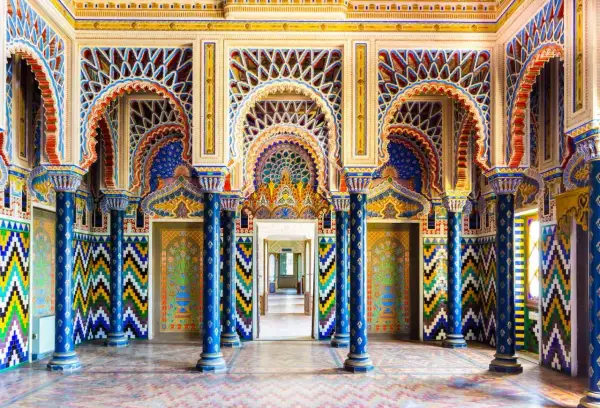 Interni riccamente decorati con archi moreschi, colonne blu e mosaici colorati. Un luogo da fiaba, tra i posti da visitare in Toscana.