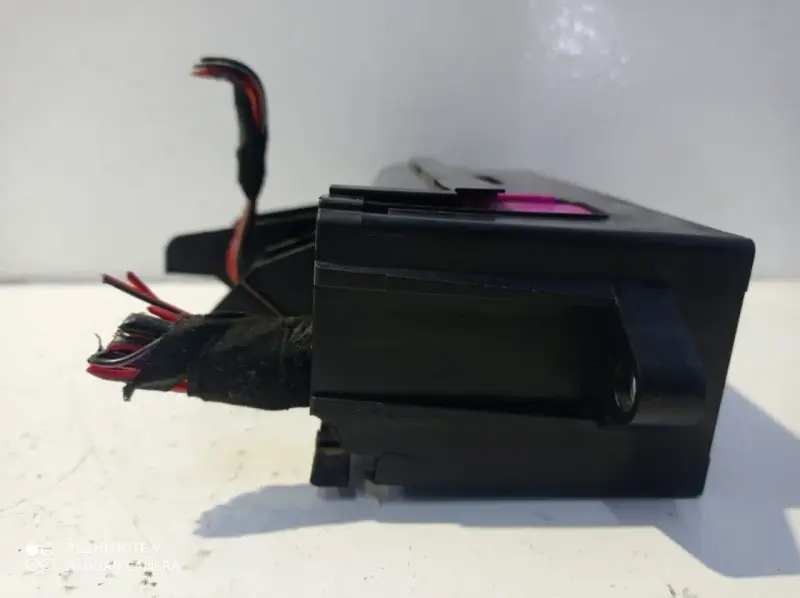 Blocco fusibili per Golf 6 con cavi colorati.