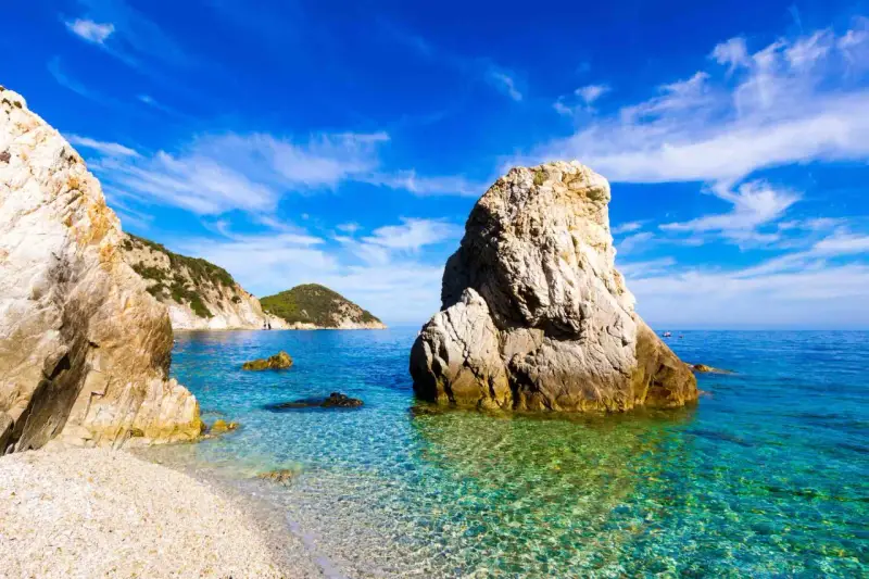 Un mare bello in Toscana, con rocce imponenti e acque cristalline che invitano a un tuffo.