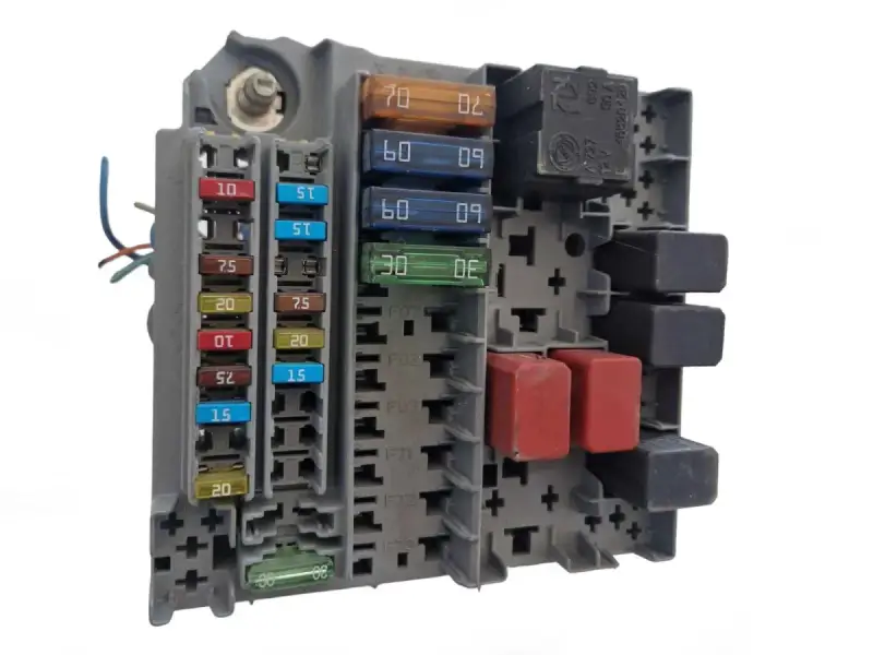 Schema fusibili Fiat Panda 2006 con vari fusibili colorati e relè.