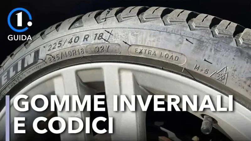Guida su come riconoscere gomme invernali: il fianco del pneumatico mostra codici come "M+S" e il simbolo del fiocco di neve, essenziali per la sicurezza invernale.