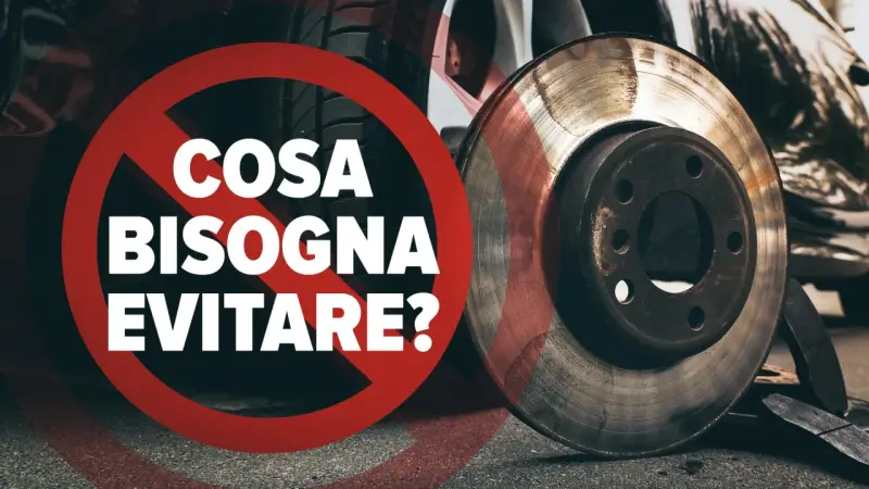 Disco freno usurato, simbolo di pericolo e testo "Cosa bisogna evitare?". Attenzione al surriscaldamento freni in discesa.